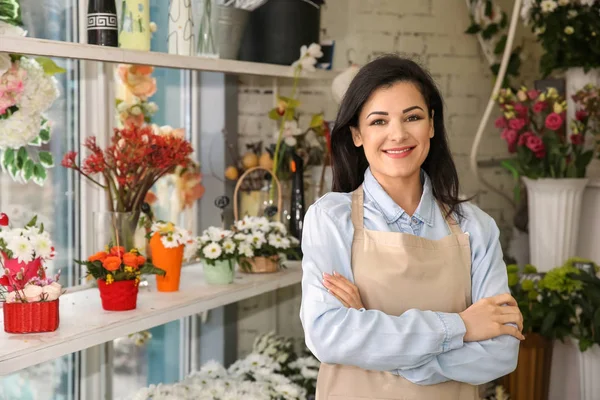 Bela dona feminina na loja de flores — Fotografia de Stock