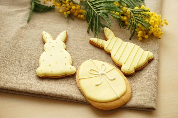 Biscoitos de Páscoa saborosos com mimosa na mesa — Fotografia de Stock