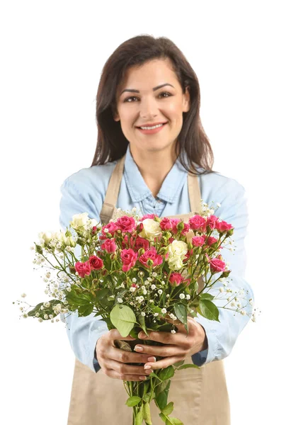 Linda florista feminina com buquê de flores sobre fundo branco — Fotografia de Stock