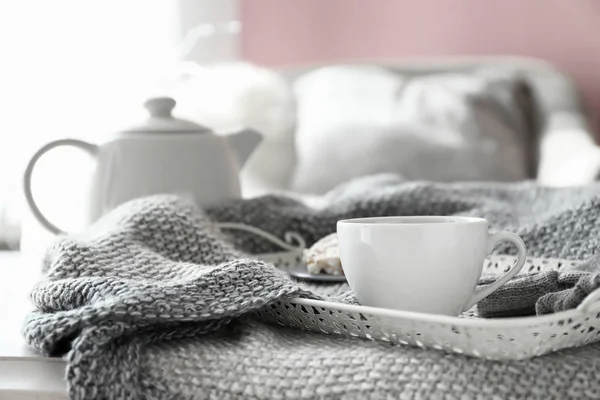 Bandeja con taza de té caliente sobre cuadros —  Fotos de Stock