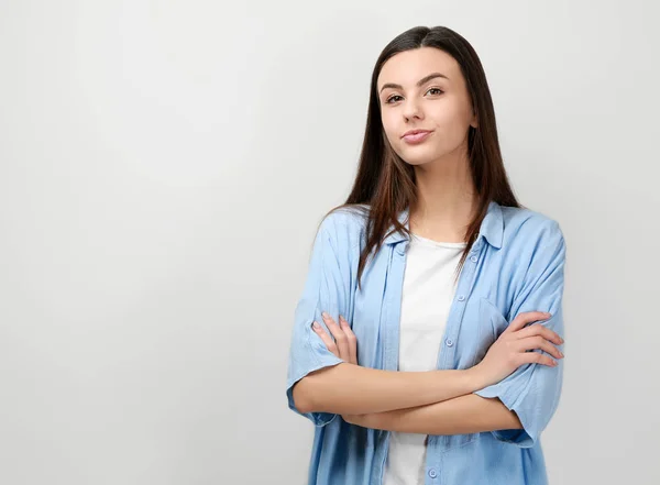 Porträtt av vacker kvinna i casual kläder på ljus bakgrund — Stockfoto