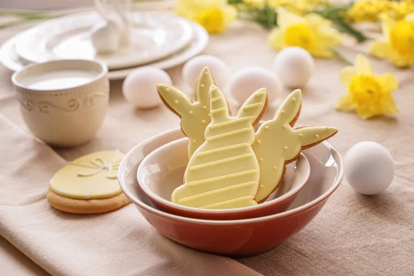 Schüsseln mit leckeren Osterplätzchen auf dem Tisch — Stockfoto