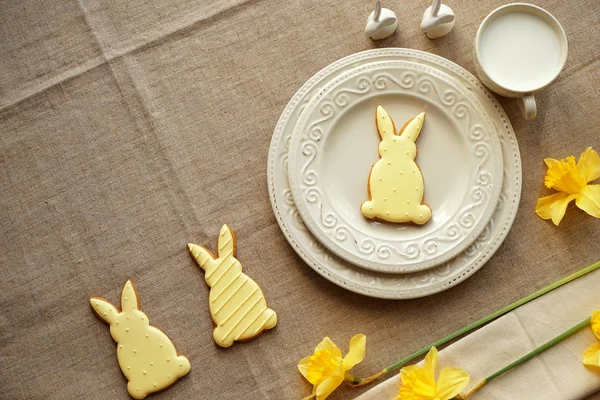 Leckere Osterkekse mit Milch auf dem Tisch — Stockfoto