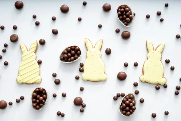 Easter cookies with chocolate candies on white background — Stock Photo, Image