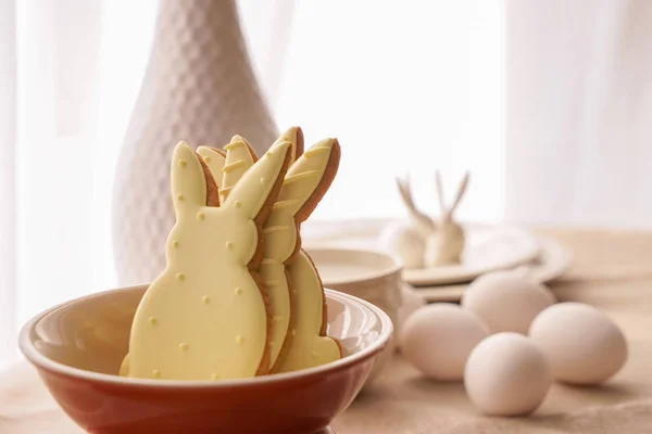 Bowl with tasty Easter cookies on table — Stock Photo, Image