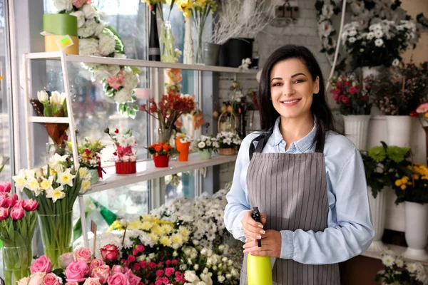 Güzel kadın çiçekçi dükkanı sahibi — Stok fotoğraf