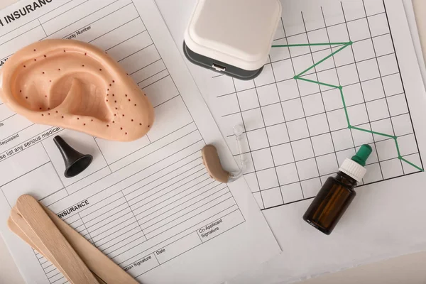 Audífono y modelo de oreja en la mesa del médico —  Fotos de Stock