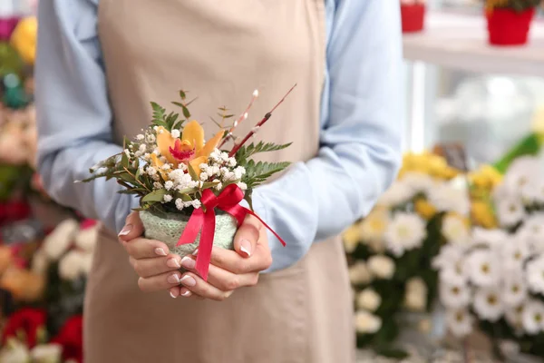 Female owner with beautiful flowers in shop — Stock Photo, Image