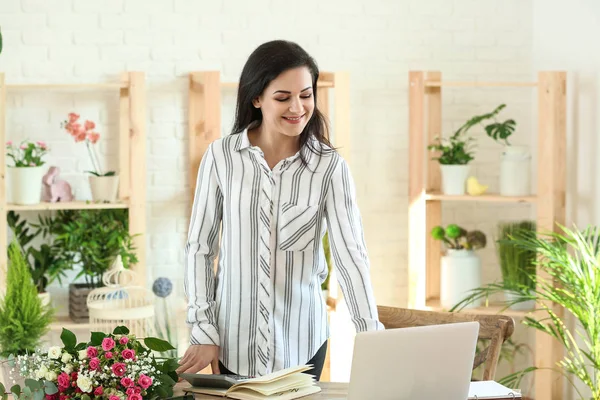 Beautiful female florist working in shop — Stock Photo, Image
