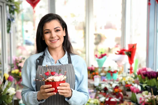 Bella proprietaria in negozio di fiori — Foto Stock