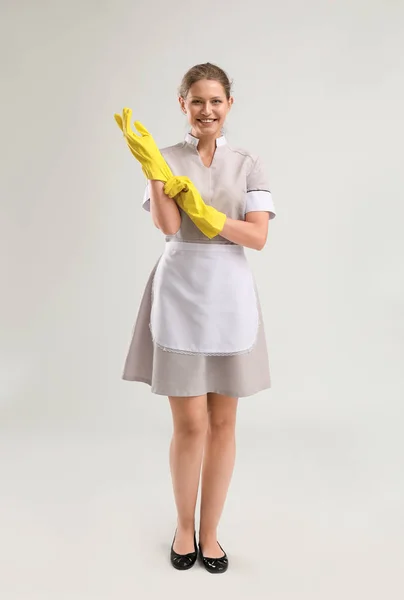 Portrét krásné ženské hospodyni nosit rukavice na bílém pozadí — Stock fotografie
