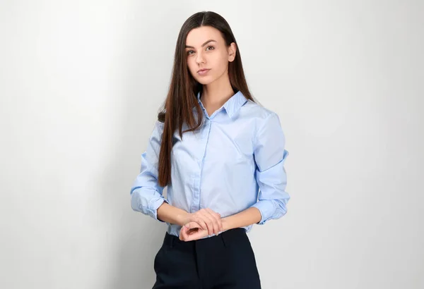 Retrato de mujer de negocios hermosa sobre fondo claro — Foto de Stock