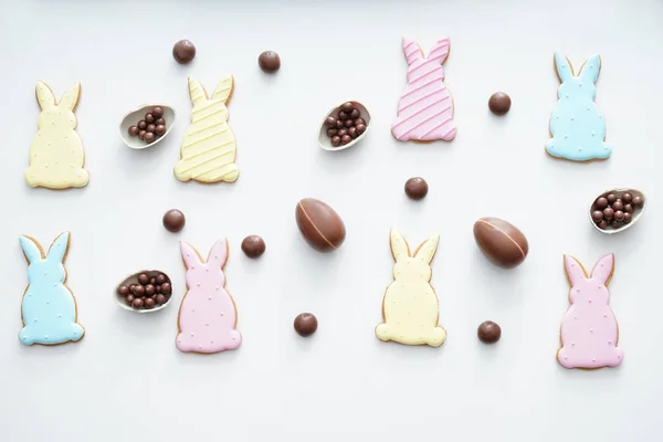 Húsvéti cookie-kat, cukorka, csokoládé fehér háttér — Stock Fotó