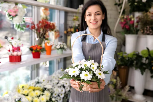 Proprietário feminino com belas flores na loja — Fotografia de Stock