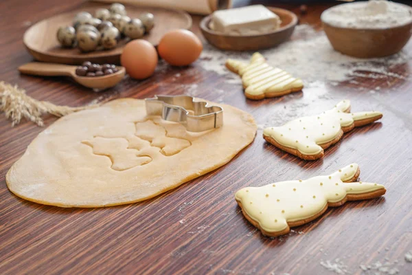 Kochen von leckeren Osterplätzchen auf Holztisch — Stockfoto