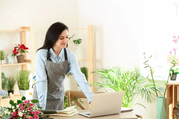 Beautiful female florist working in shop — Stock Photo, Image