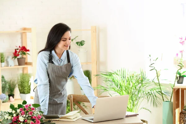 Bella fiorista donna che lavora in negozio — Foto Stock