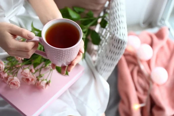 Mulher bebendo chá quente em casa, close-up — Fotografia de Stock