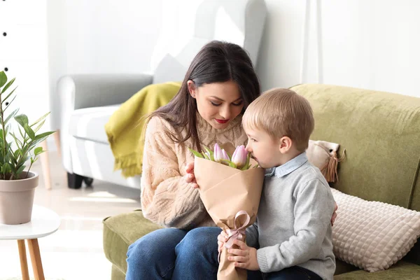 Little boy greeting his mother with 8 March at home — Stock Photo, Image