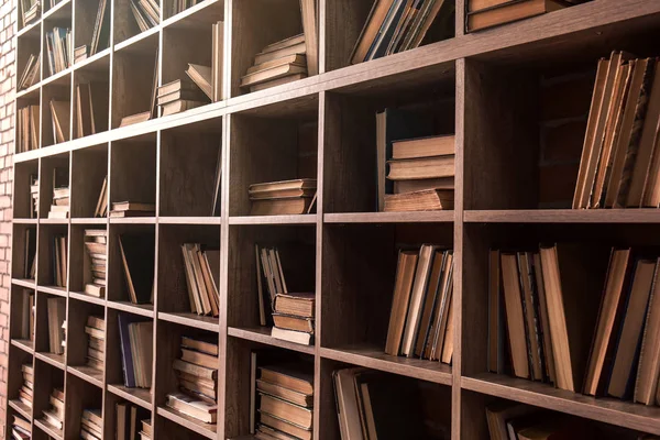 Libros en estantes en la biblioteca — Foto de Stock