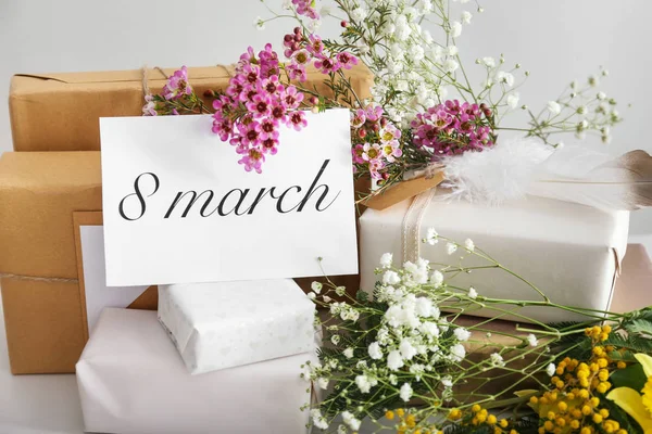 Caixas de presente com flores para o Dia Internacional da Mulher — Fotografia de Stock