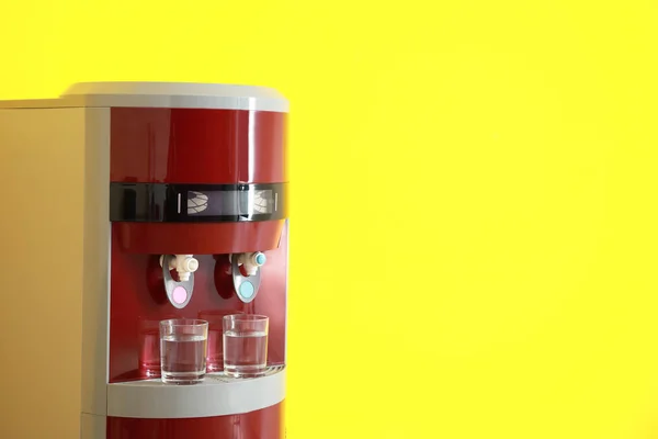 Moderno dispositivo di raffreddamento ad acqua su sfondo colore — Foto Stock