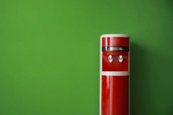 Moderne waterkoeler in de buurt van kleur muur — Stockfoto