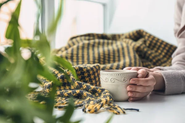 Γυναίκα πίνει ζεστό τσάι στο σπίτι, κοντινό πλάνο — Φωτογραφία Αρχείου