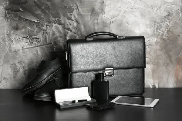 Aantal mannelijke accessoires met tablet Pc op donkere tafel — Stockfoto