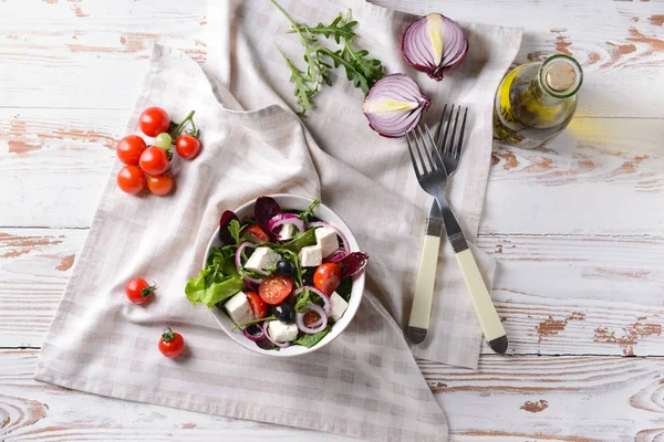 Gezonde salade met fetakaas op witte houten tafel — Stockfoto