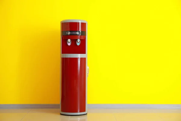 Refrigerador de água moderno perto da parede de cor — Fotografia de Stock
