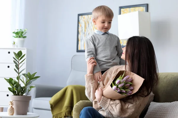 Little boy greeting his mother with 8 March at home — Stock Photo, Image