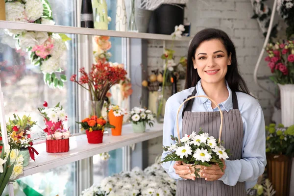 Prachtige vrouwelijke eigenaar in bloemenwinkel Stockfoto