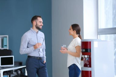 Soğutucu ofiste iş arkadaşları içme suyu