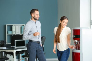 Soğutucu ofiste iş arkadaşları içme suyu