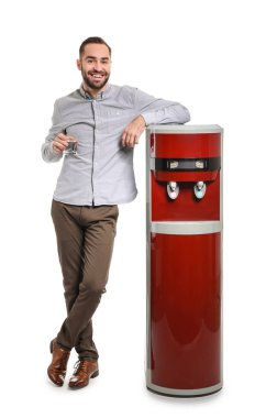 Adamın yanında beyaz zemin üzerine su soğutucu