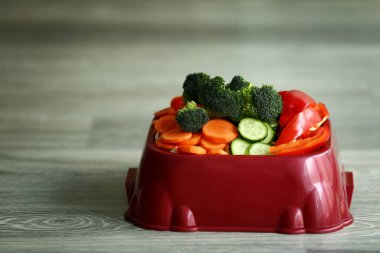 Katta taze sebze ile evde beslenen hayvan kase