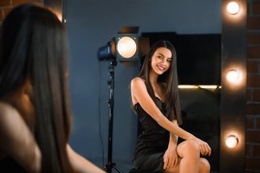 aynaya bakmak güzel genç kadın