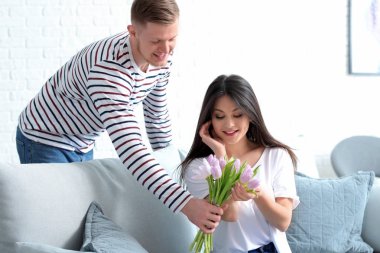 Genç adam 8 Mart karısıyla evde tebrik