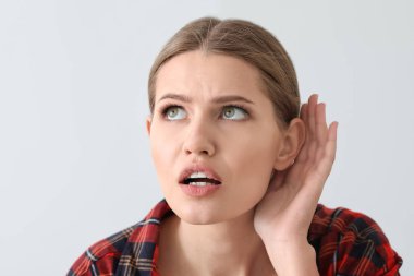 Açık renkli işitme sorunu olan kadın