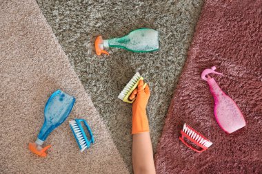 Temizlik malzemeleri yumuşak halı ile el
