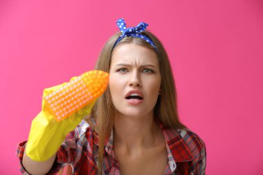 Güzel kadın karşı renk arka plan temizleme