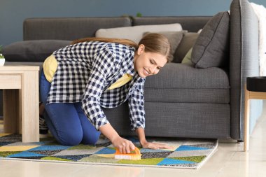 güzel kadın evde halı yıkama