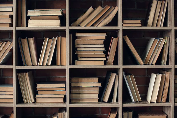 Böcker på hyllor i biblioteket — Stockfoto