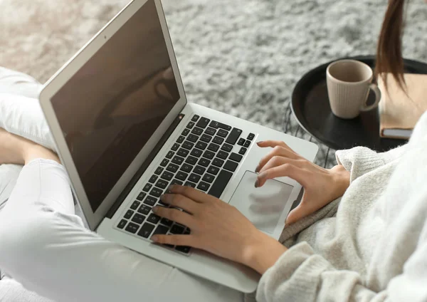 Beautiful young woman using laptop at home, closeup — Stock Photo, Image
