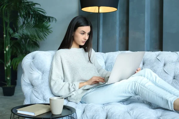 Hermosa mujer joven usando el ordenador portátil en casa —  Fotos de Stock