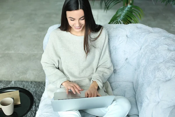 Mulher bonita usando laptop em casa — Fotografia de Stock