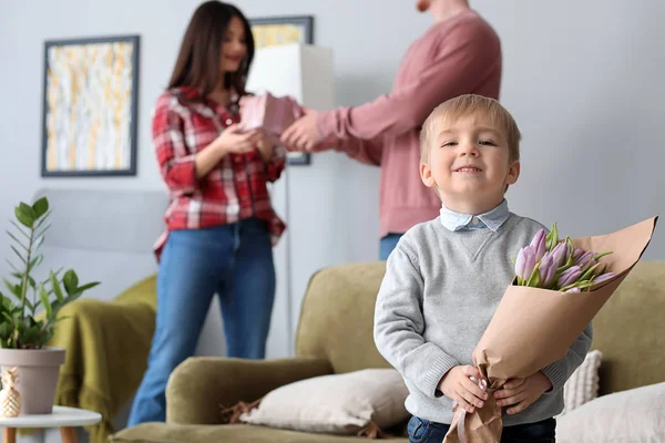 Kleiner Junge mit Blumen für seine Mutter zu Hause. Feier zum 8. März — Stockfoto