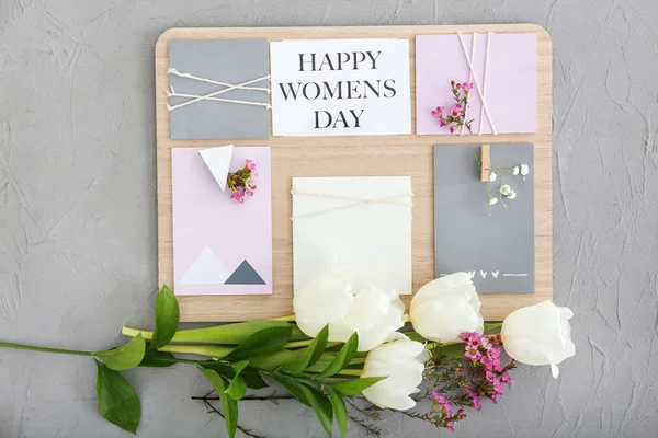 灰色の背景に国際女性の日のための花のグリーティング カード — ストック写真
