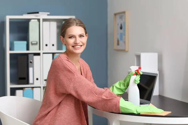 Mooie vrouw schoonmaak tafel thuis — Stockfoto